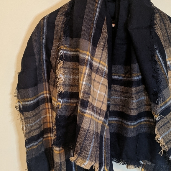 Large Navy and Gold Plaid Blanket Scarf NWOT - Picture 2 of 7